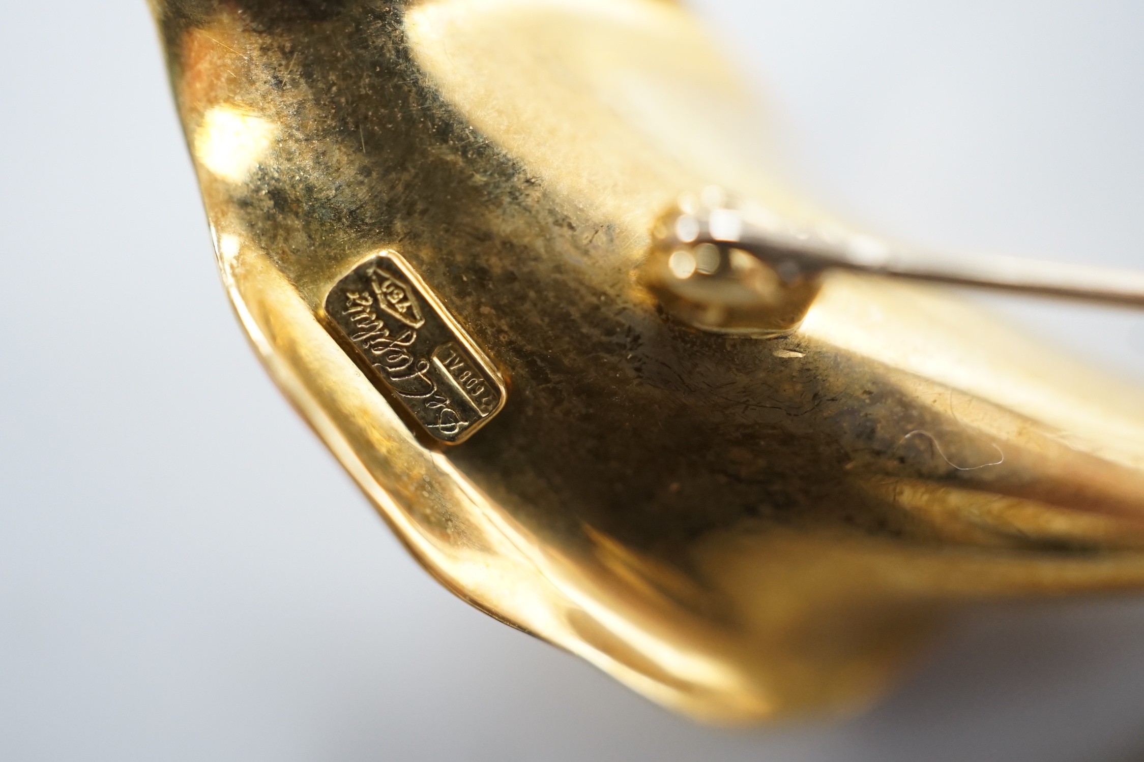 A modern Italian 750 yellow metal foliate brooch, 63mm